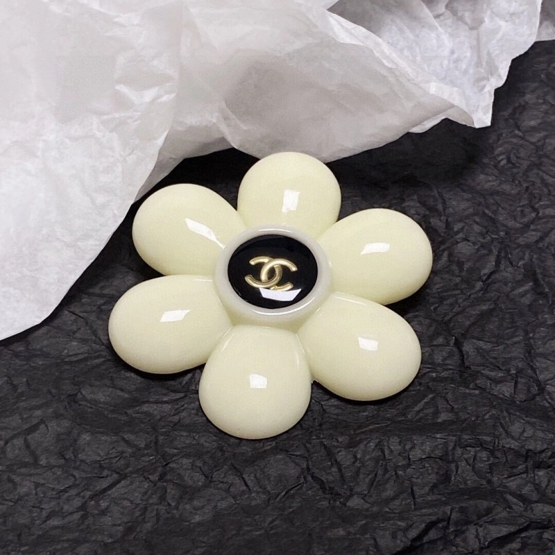 TravelReady Chanel Brooches 220392