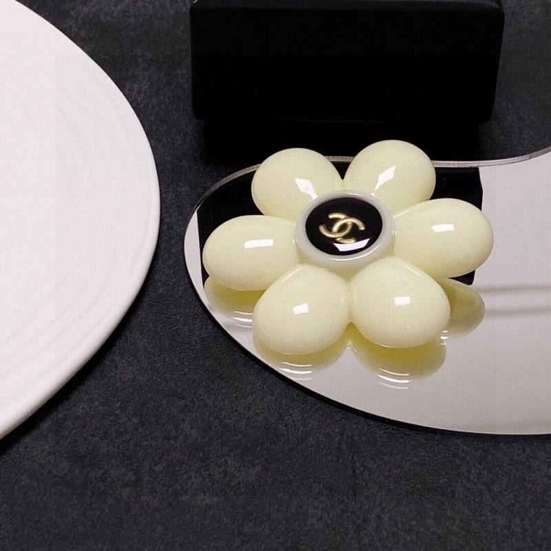 TravelReady Chanel Brooches 220392