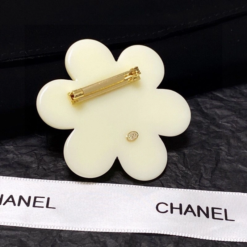 TravelReady Chanel Brooches 220392