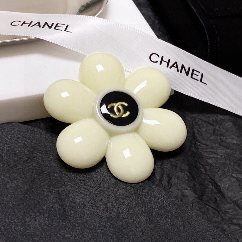TravelReady Chanel Brooches 220392