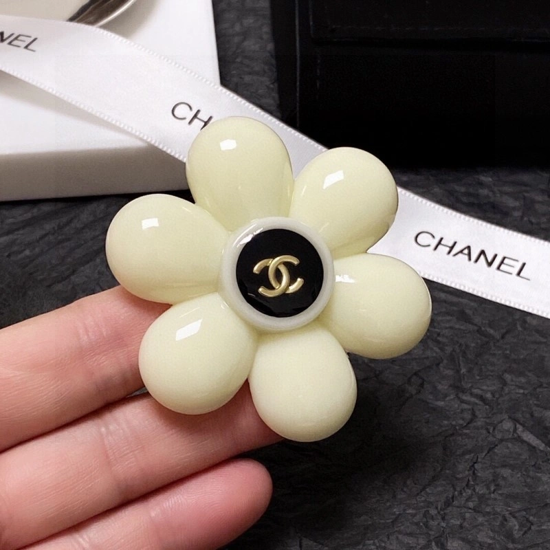 TravelReady Chanel Brooches 220392