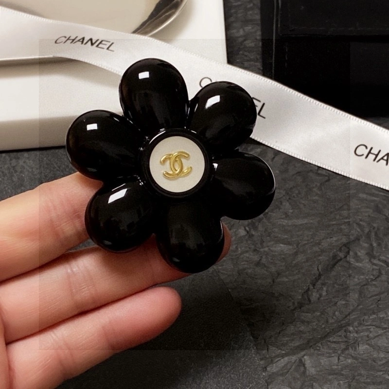 Elegant Chanel Brooches 220393