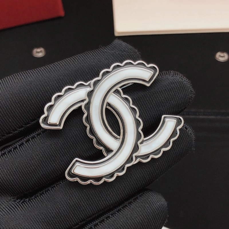 Comfortable Chanel Brooches 220377