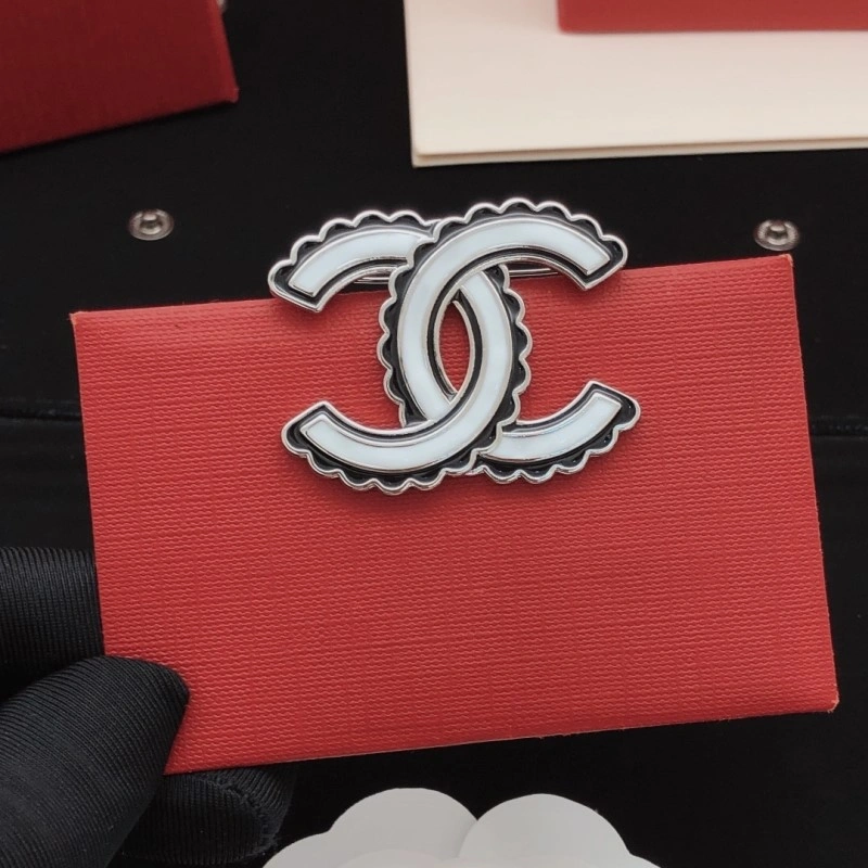 Comfortable Chanel Brooches 220377
