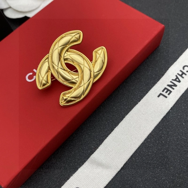 Affordable Chanel Brooches 220381