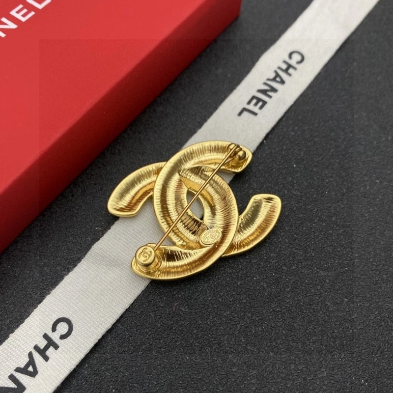 Affordable Chanel Brooches 220381