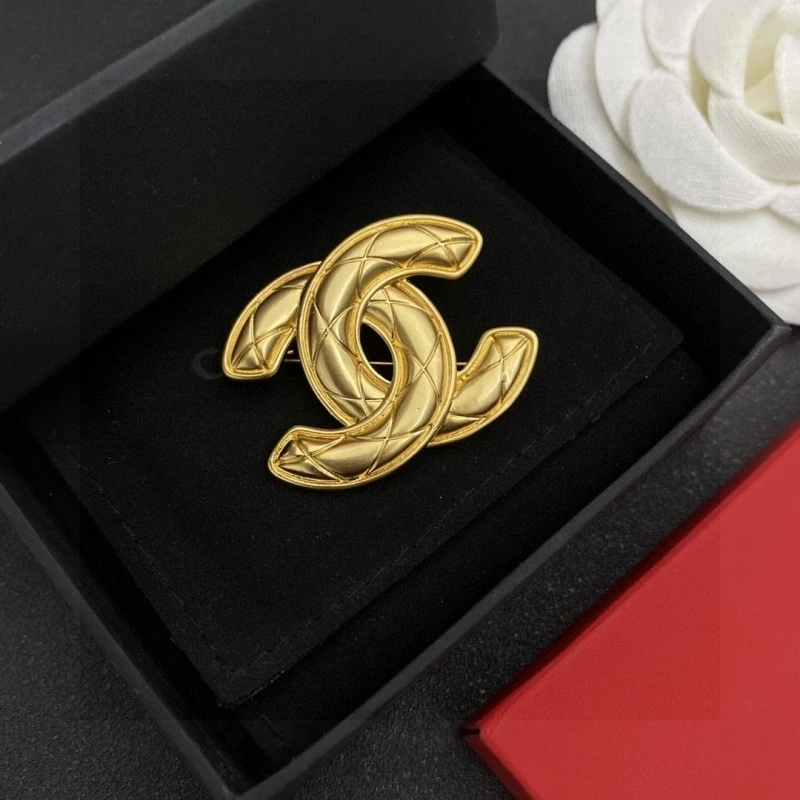 Affordable Chanel Brooches 220381