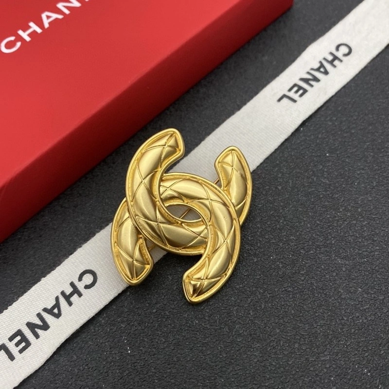 Affordable Chanel Brooches 220381