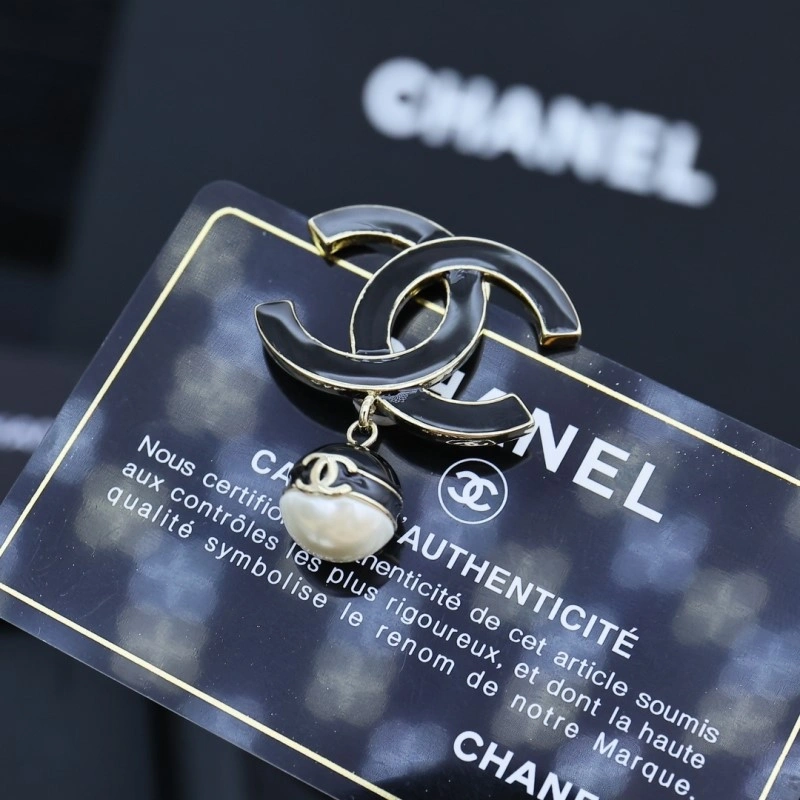 Minimalist Chanel Brooches 220370