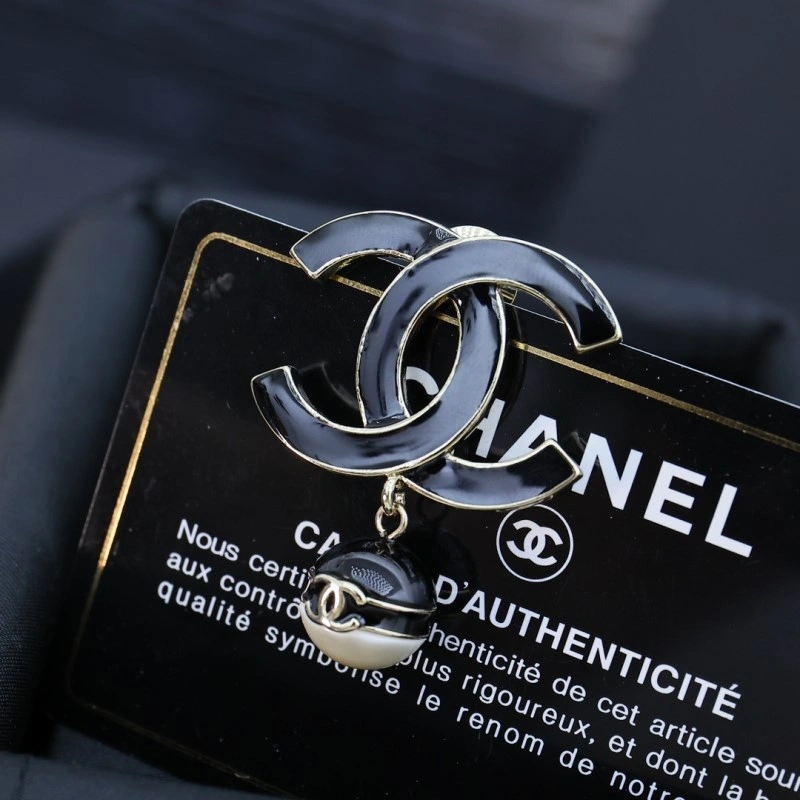 Minimalist Chanel Brooches 220370