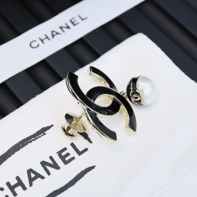 Minimalist Chanel Brooches 220370