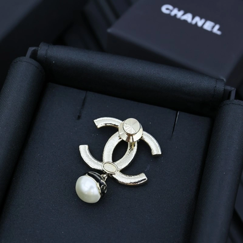 Minimalist Chanel Brooches 220370
