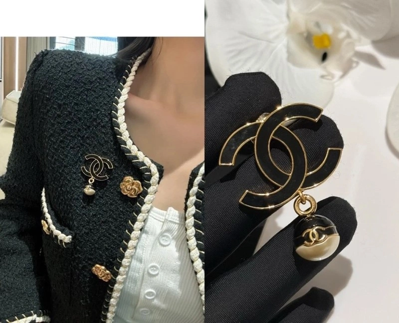 Minimalist Chanel Brooches 220370