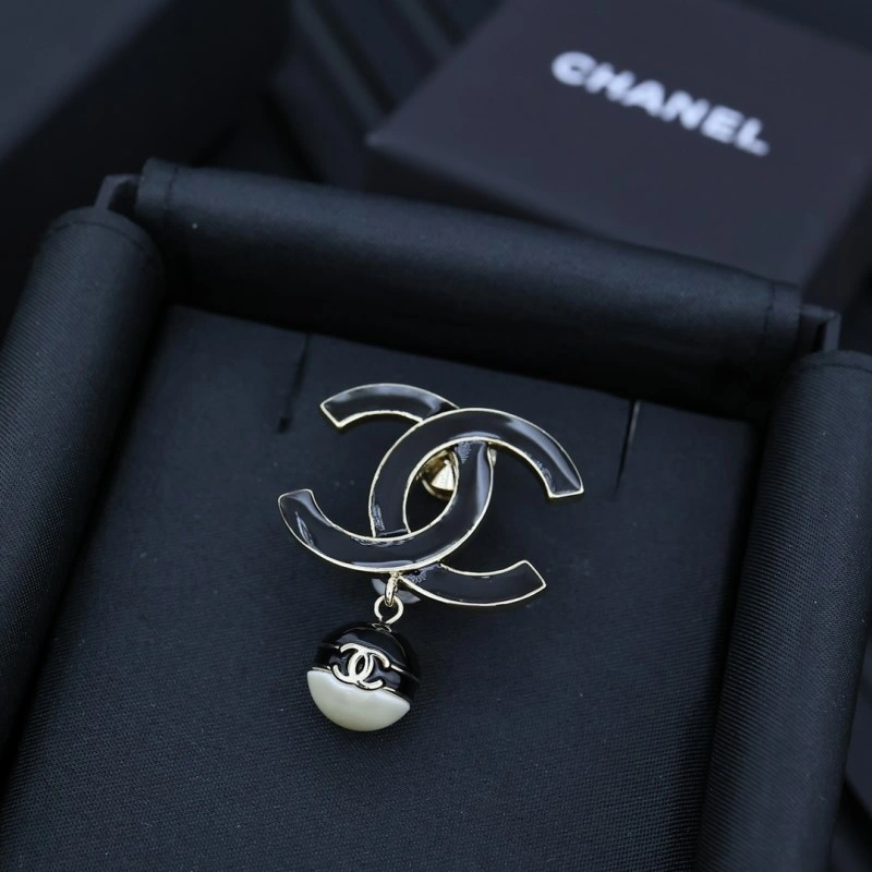 Minimalist Chanel Brooches 220370