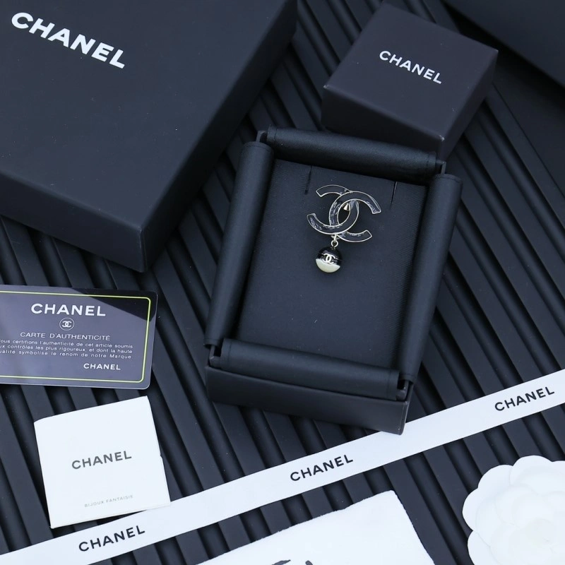 Minimalist Chanel Brooches 220370