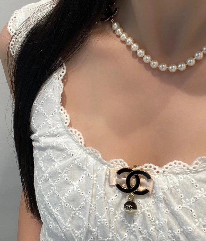 Minimalist Chanel Brooches 220370