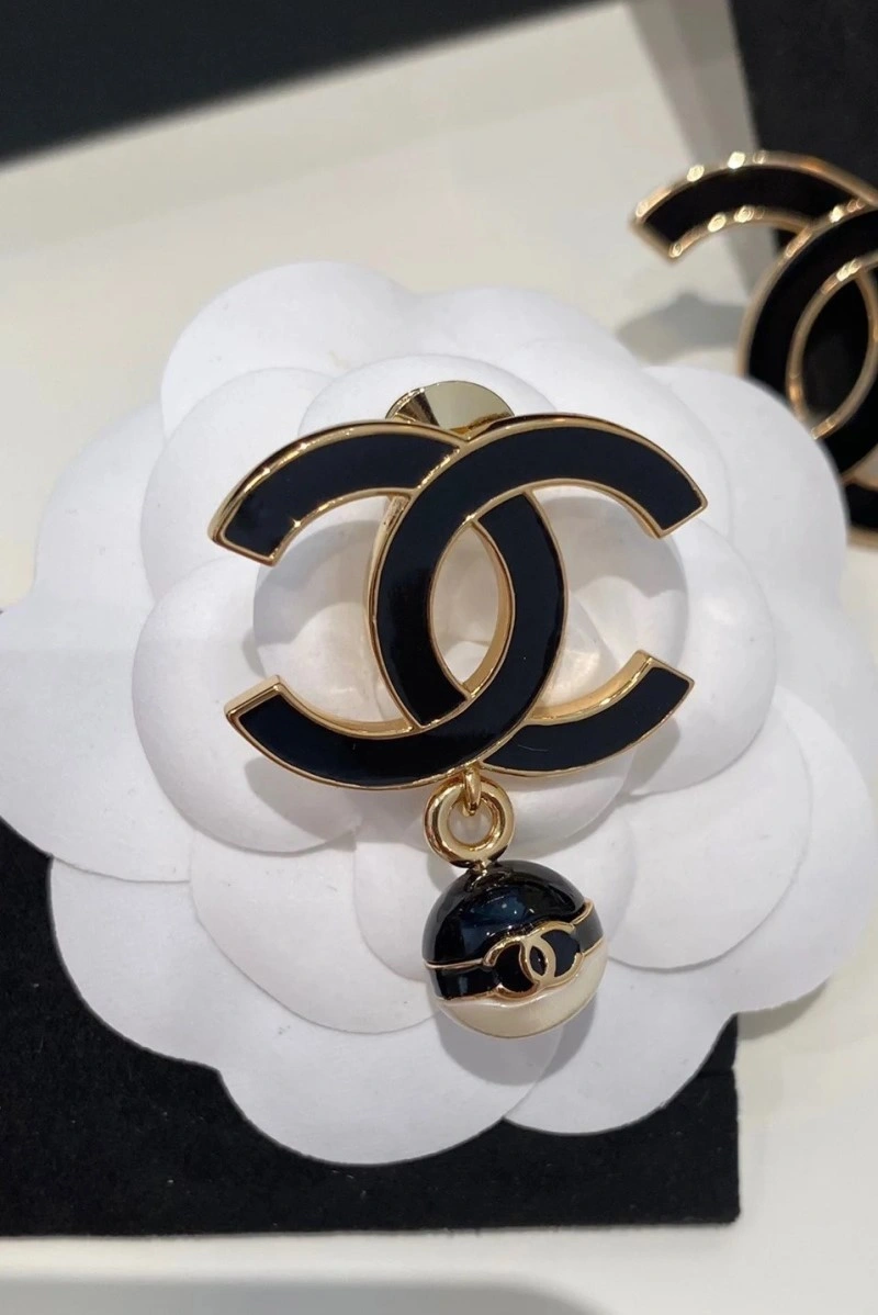 Minimalist Chanel Brooches 220370
