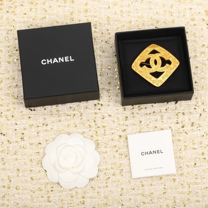 Resilient Chanel Brooches 220367