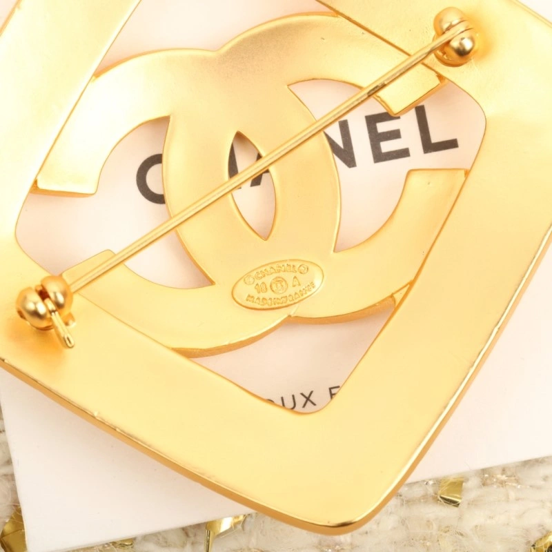 Resilient Chanel Brooches 220367