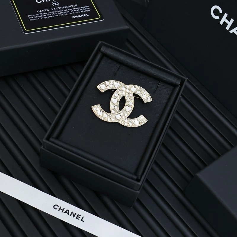 Supportive Chanel Brooches 220354