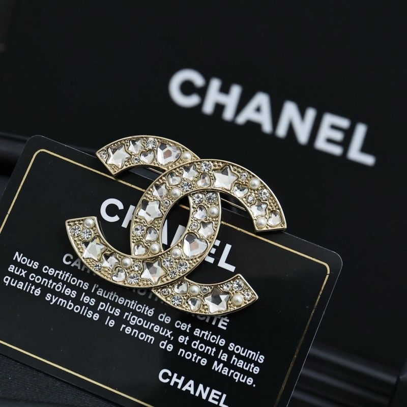 Supportive Chanel Brooches 220354
