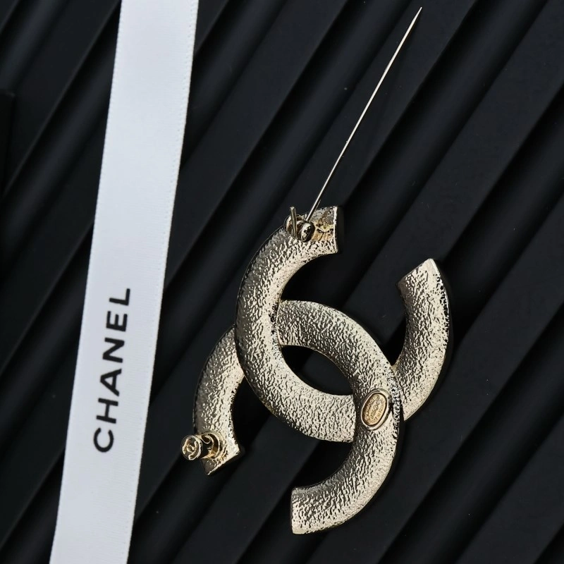Supportive Chanel Brooches 220354