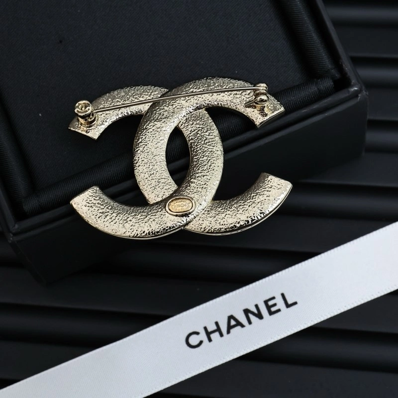 Supportive Chanel Brooches 220354