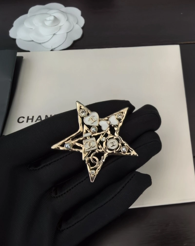 Comfortable Chanel Brooches 220351