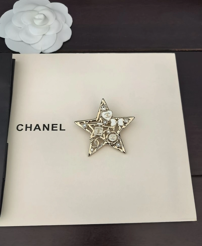Comfortable Chanel Brooches 220351
