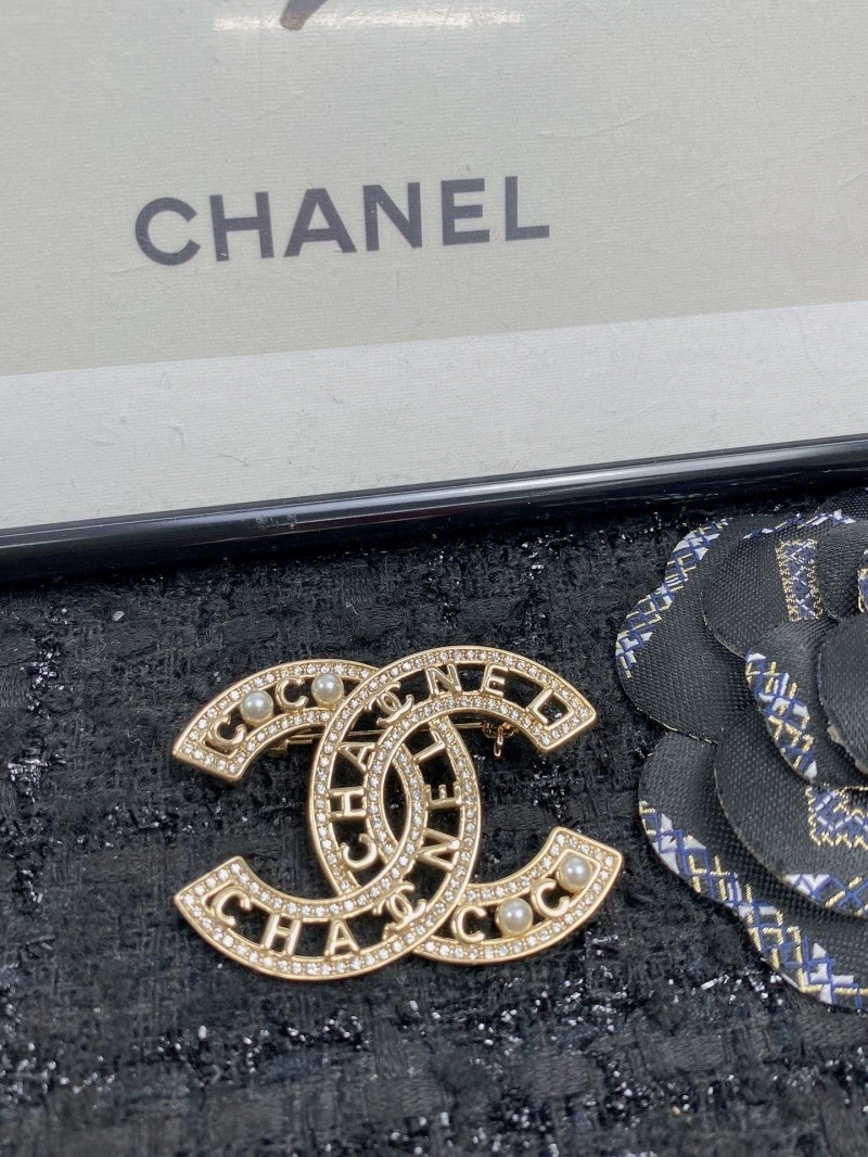 Compact Chanel Brooches 220346