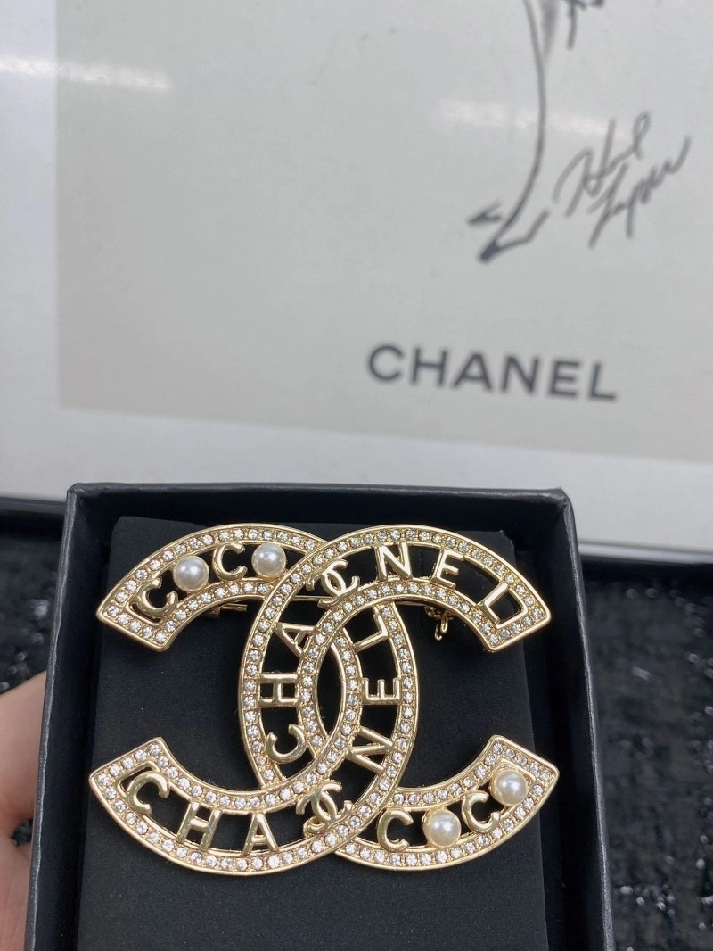 Compact Chanel Brooches 220346