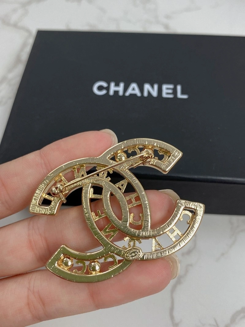 Compact Chanel Brooches 220346