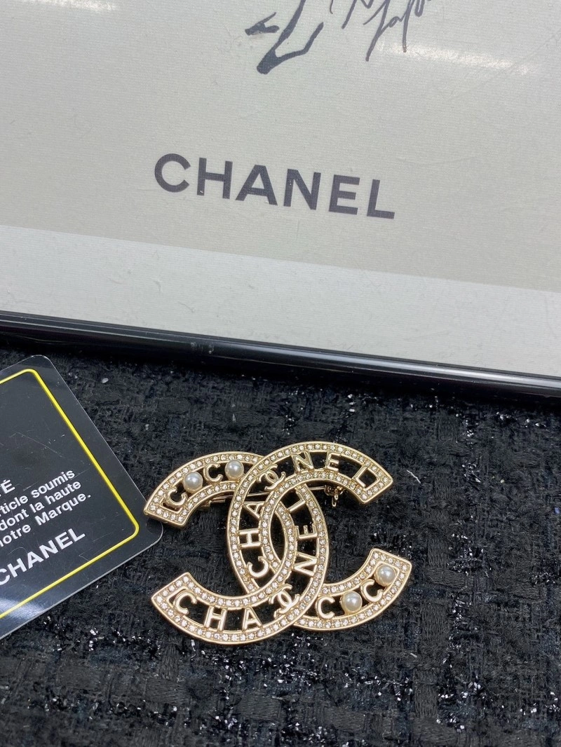 Compact Chanel Brooches 220346