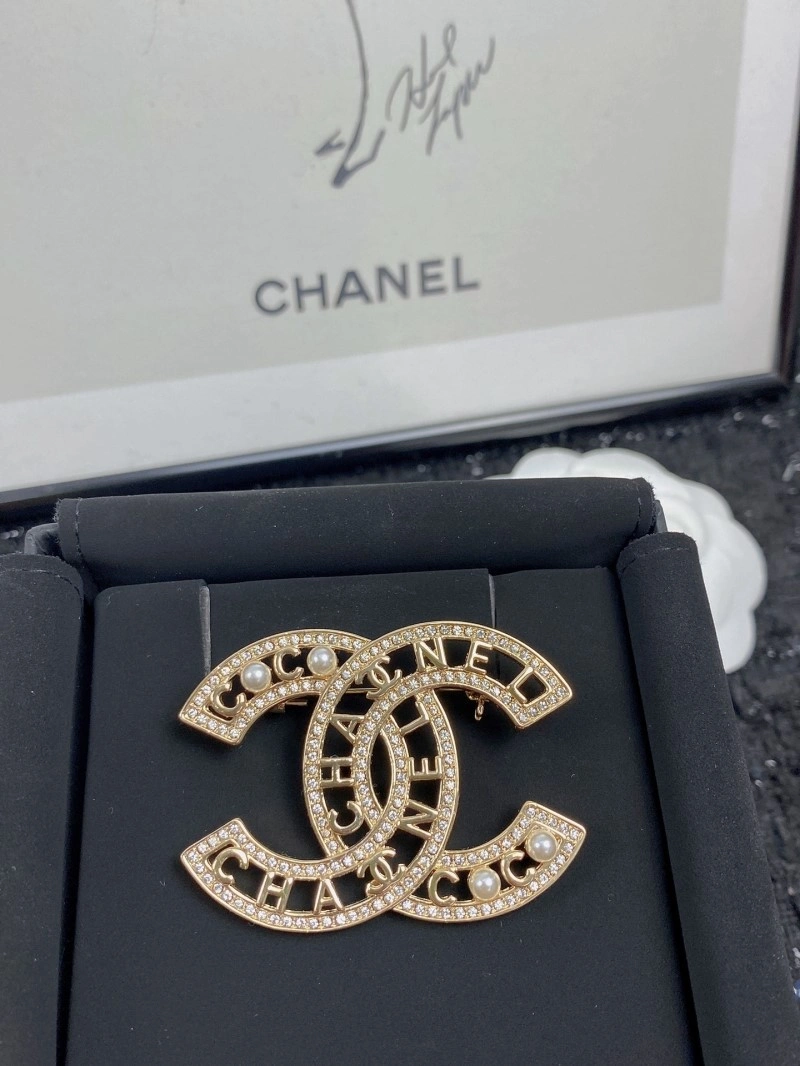 Compact Chanel Brooches 220346