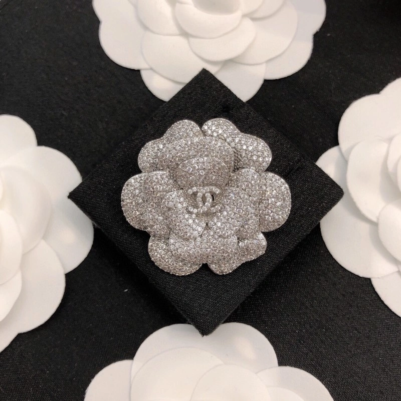 Bright Chanel Brooches 220337