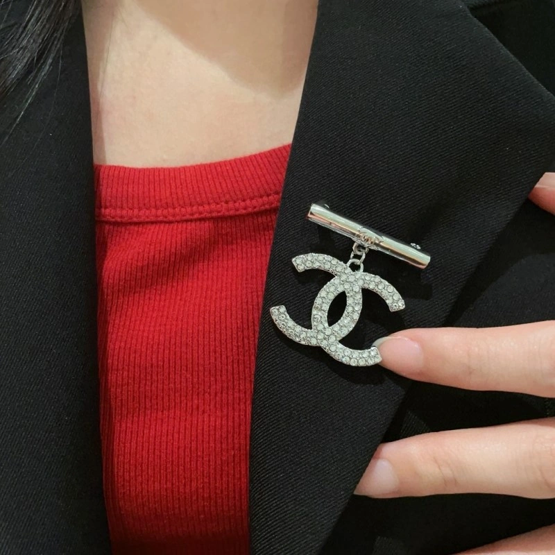 Resilient Chanel Brooches 220340