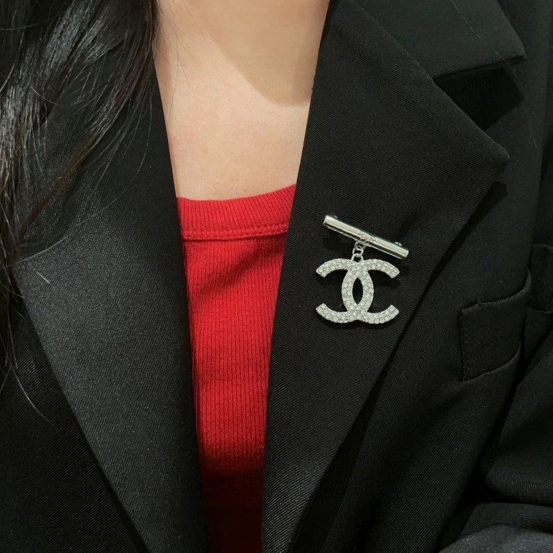 Resilient Chanel Brooches 220340