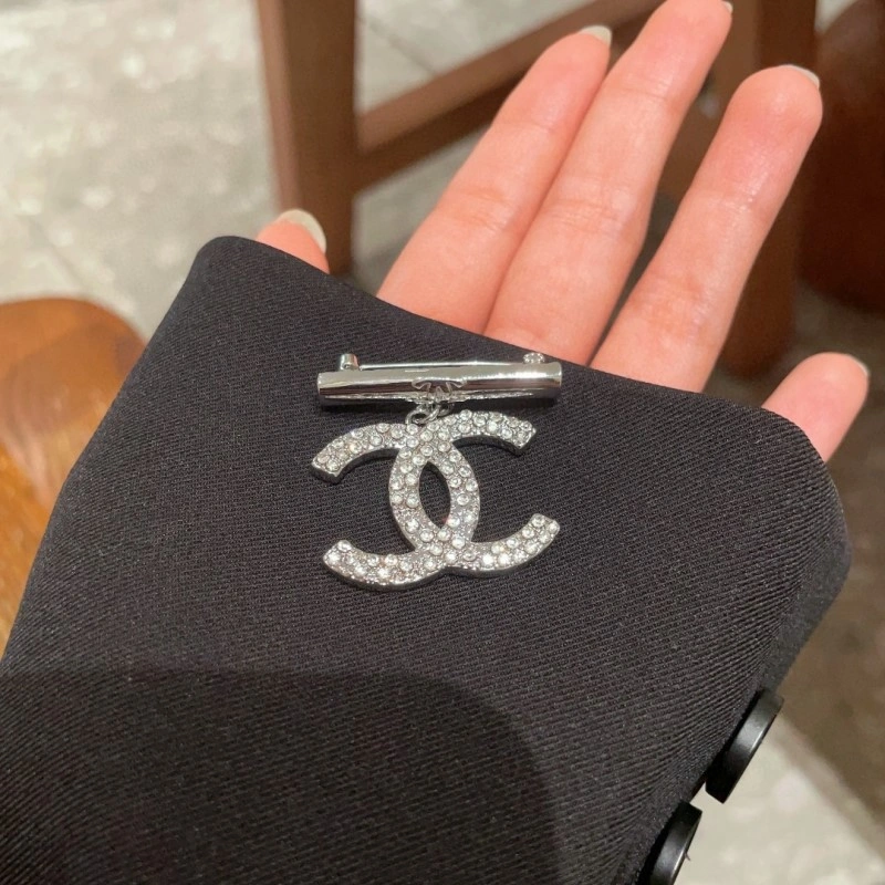 Resilient Chanel Brooches 220340