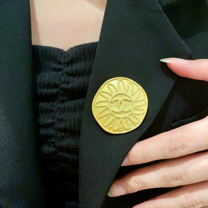 Comfortable Chanel Brooches 220353