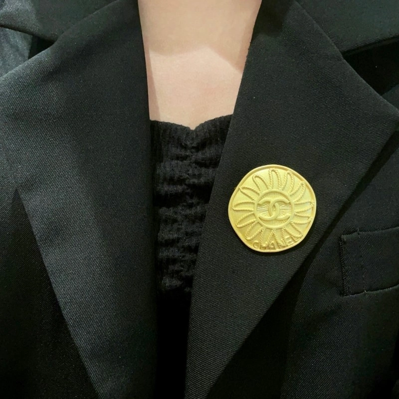 Comfortable Chanel Brooches 220353