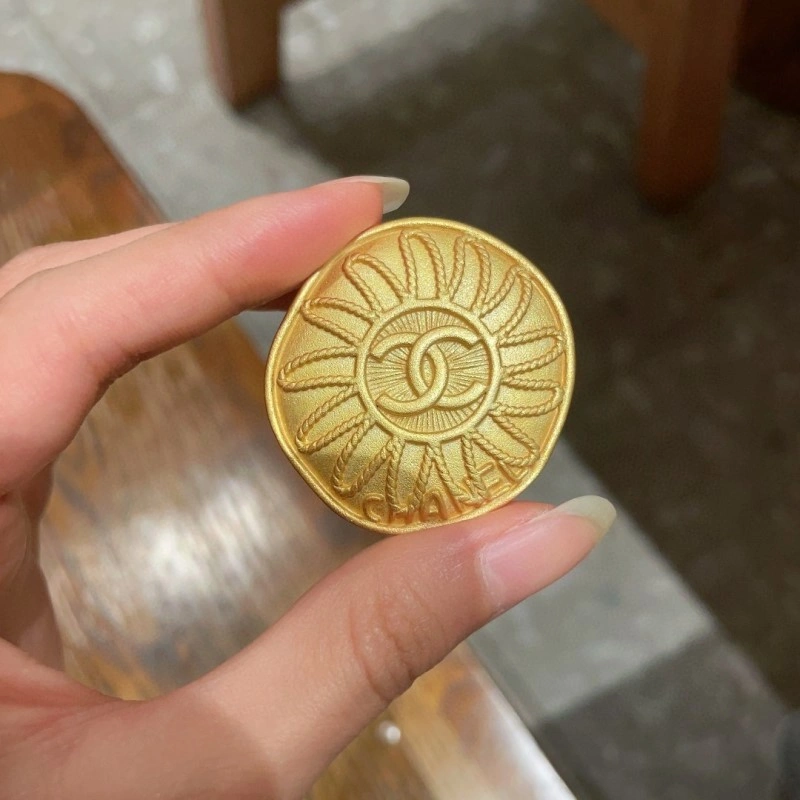 Comfortable Chanel Brooches 220353