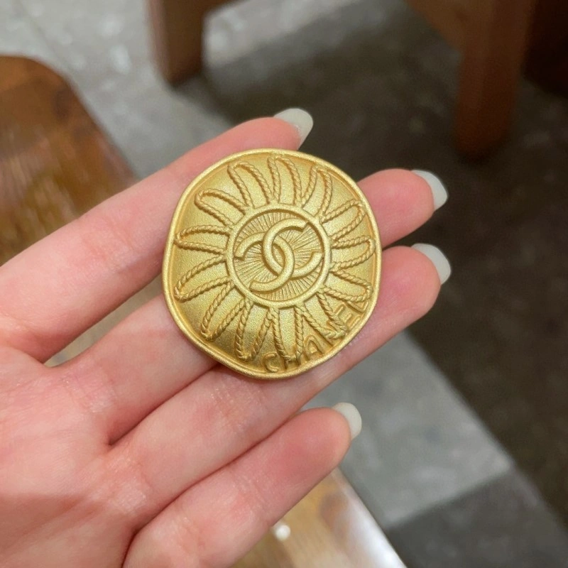 Comfortable Chanel Brooches 220353