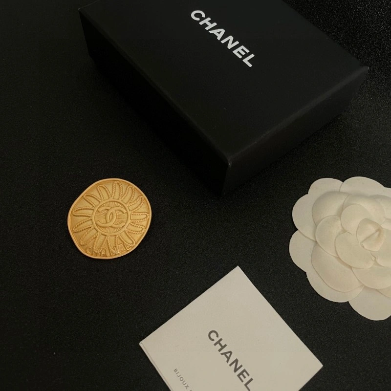 Comfortable Chanel Brooches 220353