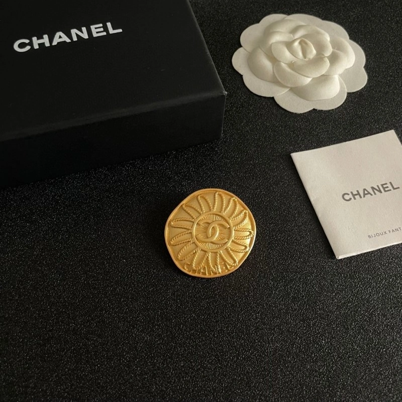 Comfortable Chanel Brooches 220353