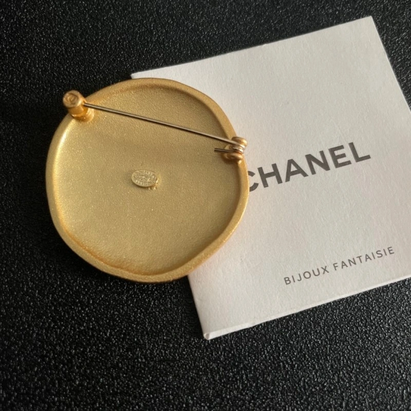 Comfortable Chanel Brooches 220353