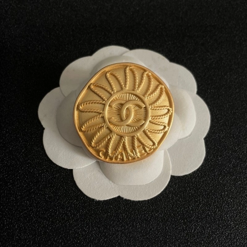 Comfortable Chanel Brooches 220353