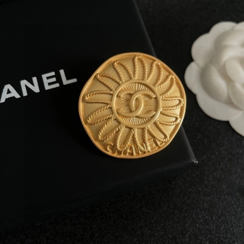 Comfortable Chanel Brooches 220353