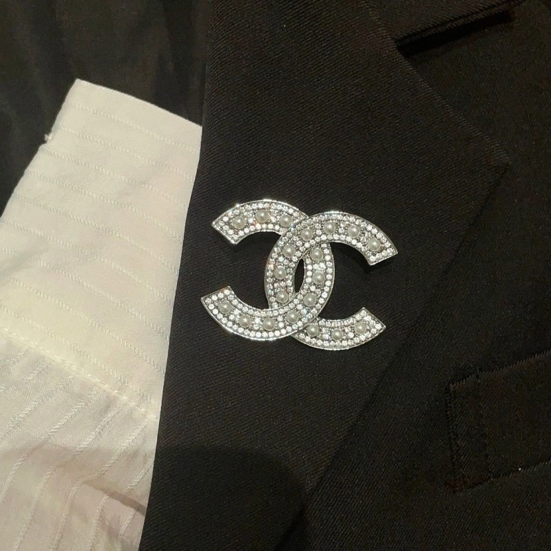 Supportive Chanel Brooches 220310