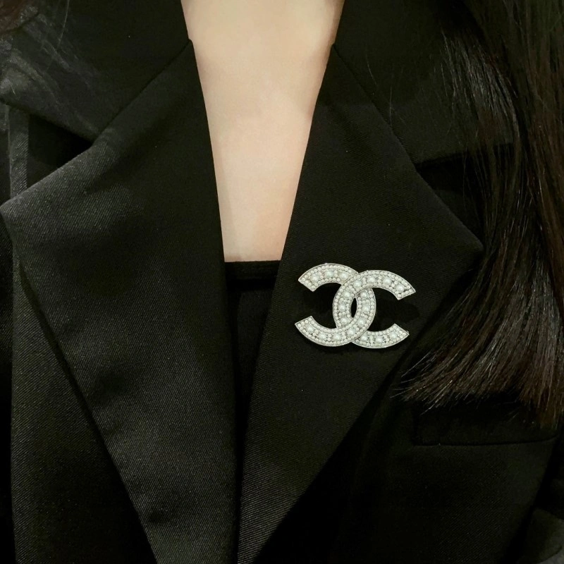 Supportive Chanel Brooches 220310