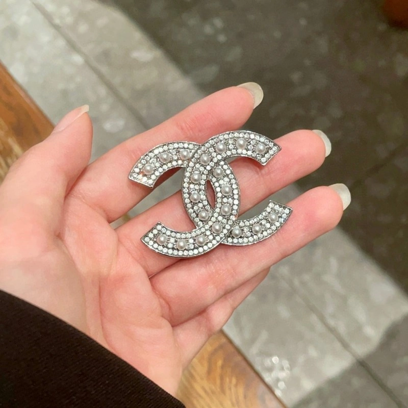 Supportive Chanel Brooches 220310